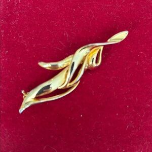 Elegant Gold leaf Brooch